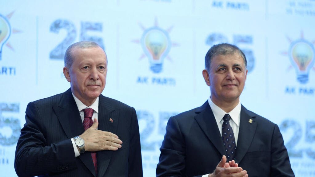 Turquie : le maire d'Izmir quitte l'opposition pour rejoindre le parti d'Erdogan
