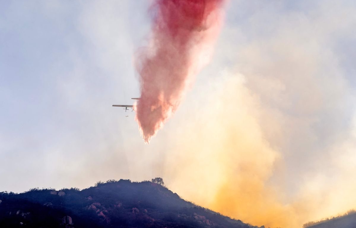 Incendies: ce que contient le produit retardant rouge largué par les avions