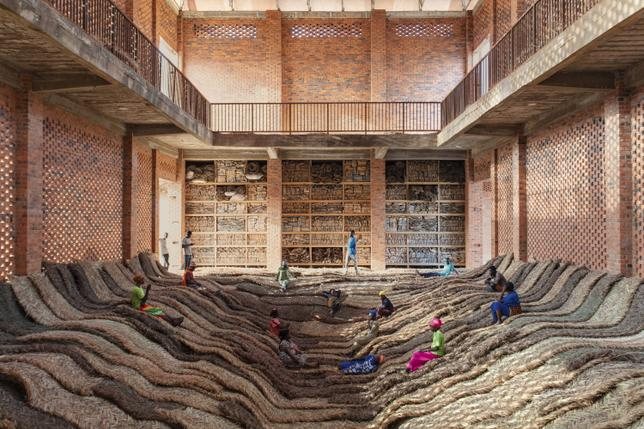 Le Ghanéen Ibrahim Mahama transforme les vestiges du passé en monuments