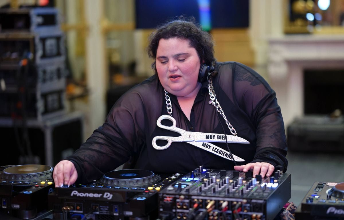 Barbara Butch remonte sur scène dans le calme après l’incident de Grenoble
