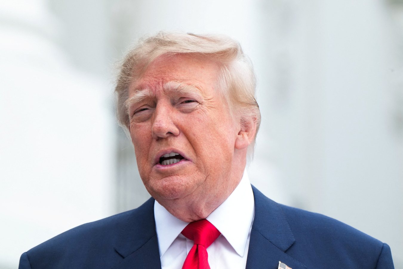 Trump critique les frappes ukrainiennes sur les raffineries russes et évoque un « nouveau président » pour l'Ukraine