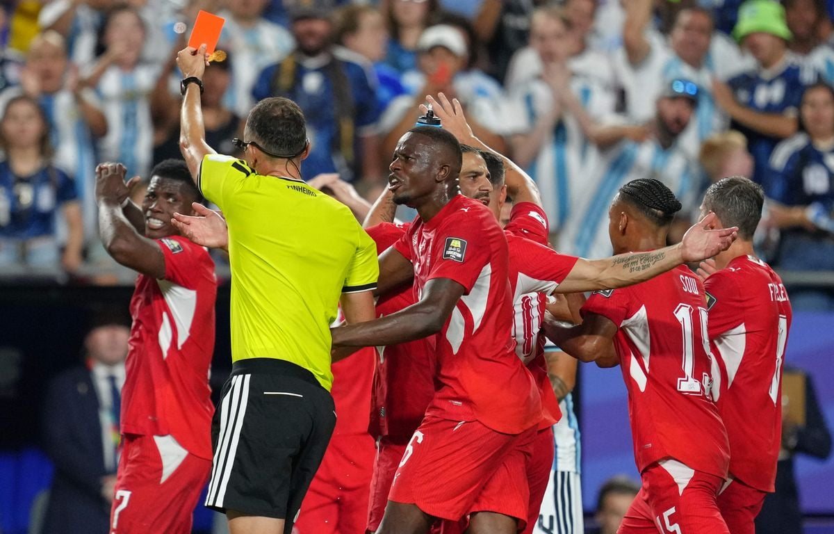 Coupe du monde 2026: le sélectionneur suisse dénonce un arbitrage qui « a détruit notre match »