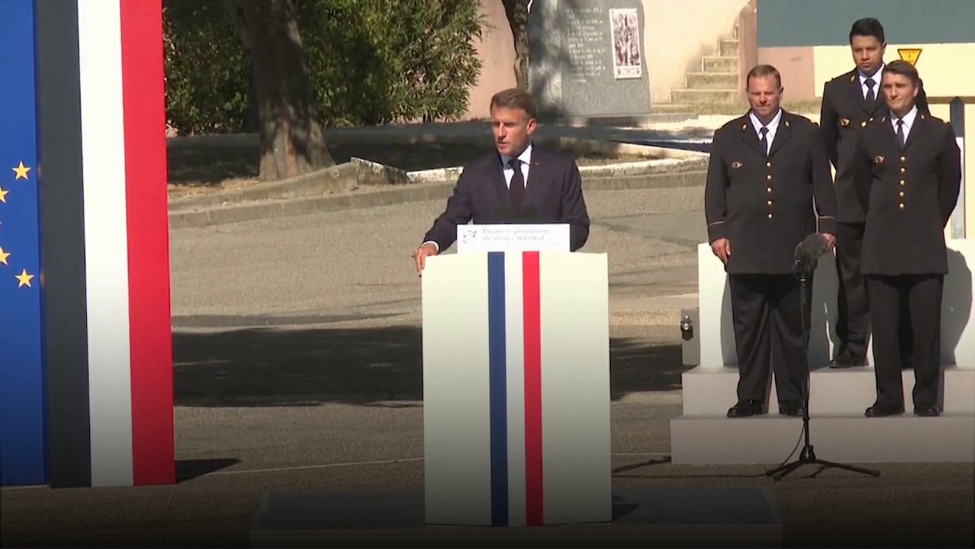 Emmanuel Macron donne le nom d'Henri Fertet à la première promotion du service militaire national
