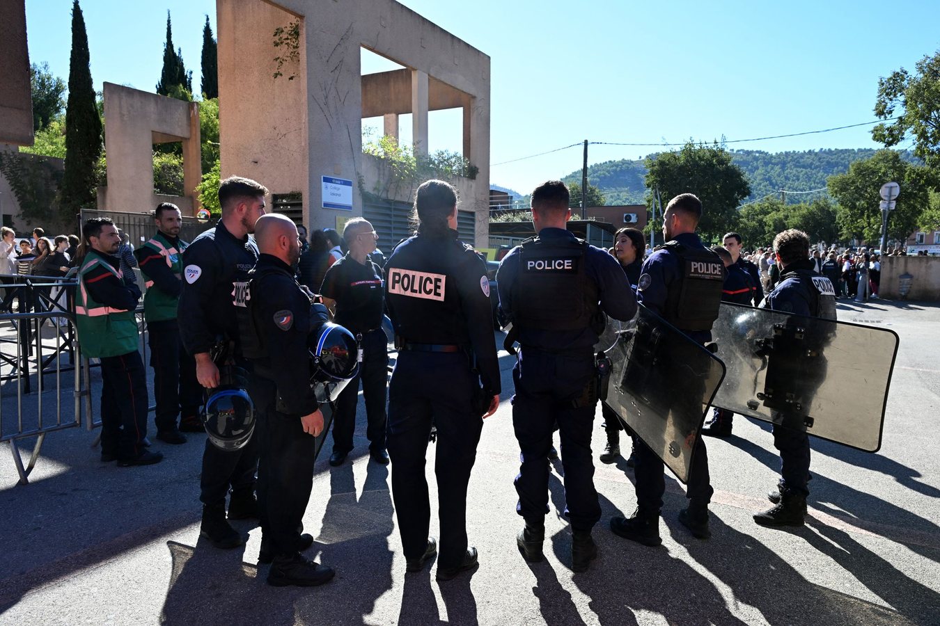 Fusillade au collège d'Aubagne : l'enquête confiée à l'antiterrorisme, la piste de la « True Crime Community »