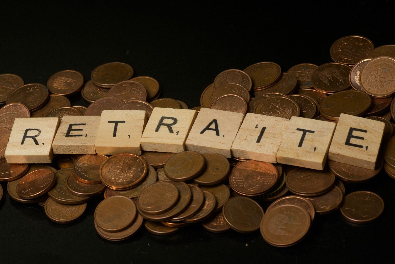 Retraites : supprimer l'abattement fiscal serait plus redistributif que la désindexation, selon l'IPP