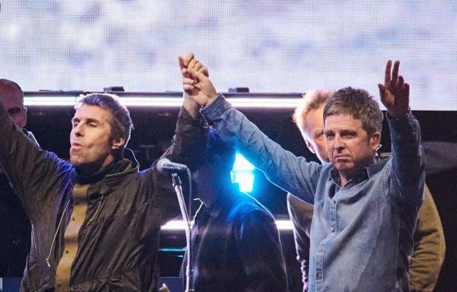Oasis annonce une tournée mondiale en 2027, avec deux concerts au Stade de France