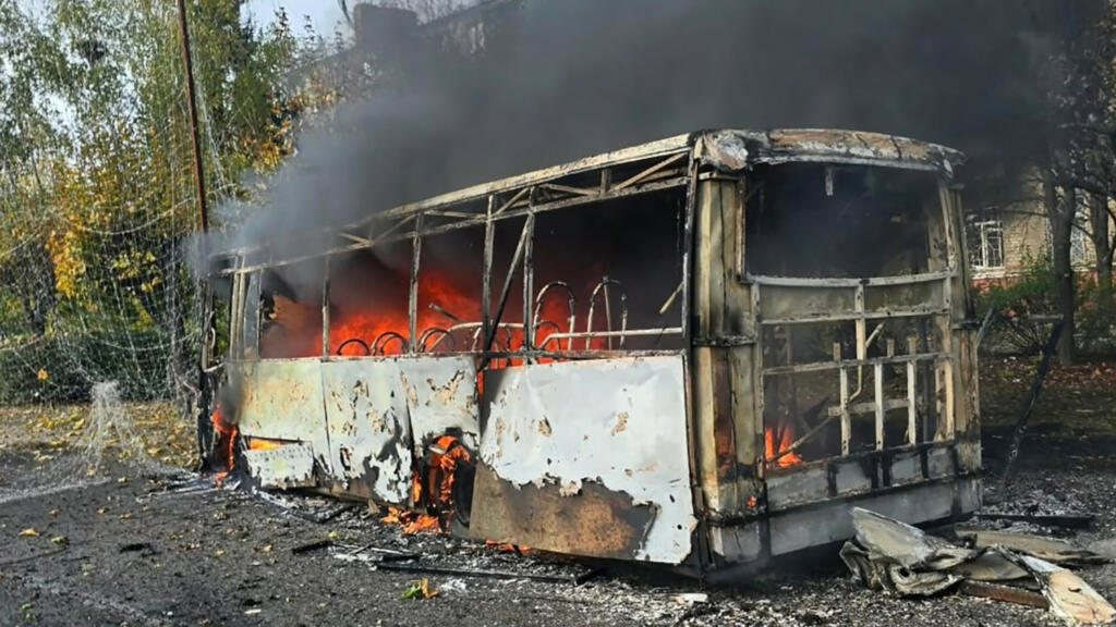 Frappes russes à Kramatorsk : au moins 30 morts dans l'attaque de deux bus