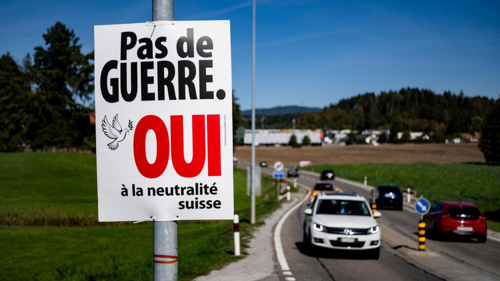 Les Suisses votent sur le durcissement de leur neutralité