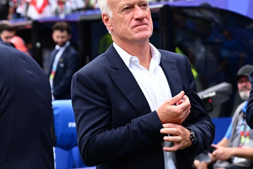 Didier Deschamps reçoit un maillot spécial de la FFF pour son record de victoires en Coupe du monde