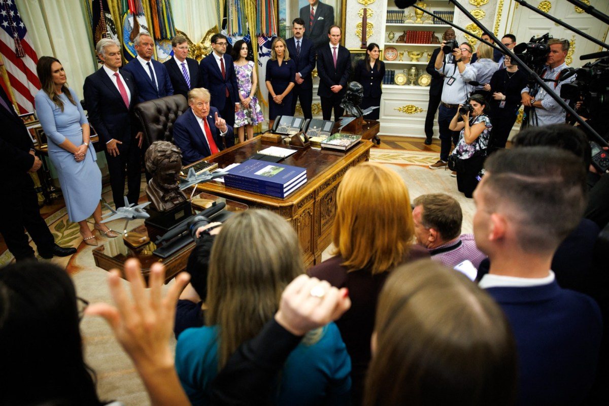 Trois médias exclus de la Maison Blanche poursuivent l'administration Trump
