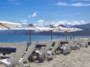 Grèce : un octogénaire meurt après une dispute pour un transat sur une plage près d'Athènes
