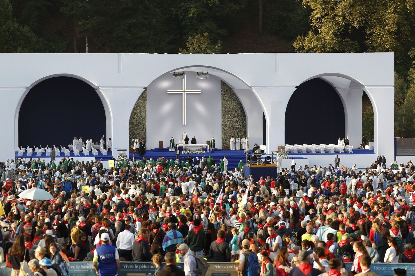 À Lourdes, le pape Léon XIV appelle à prier pour que « cessent les guerres »