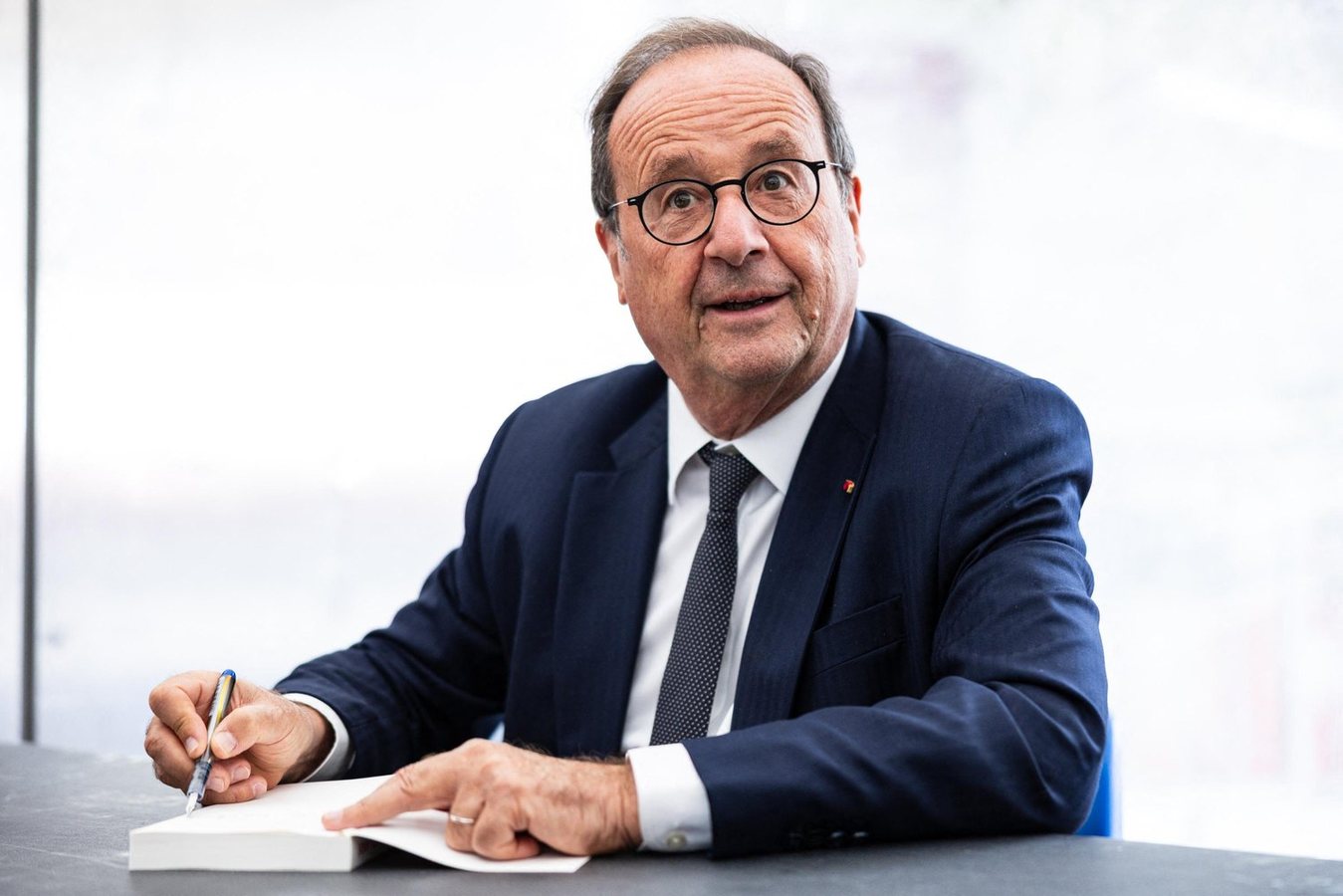 François Hollande refuse de manifester contre la vie chère et défend son rôle d'ancien président