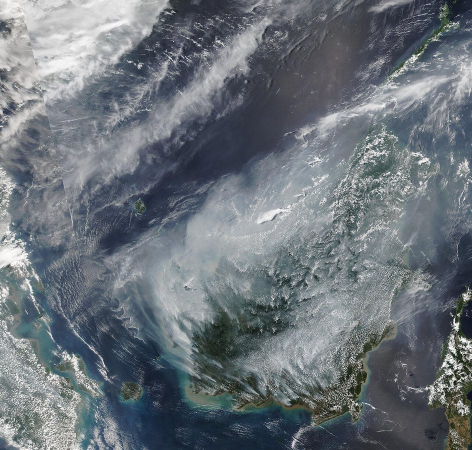 Des fumées toxiques issues d'incendies en Indonésie déclenchent l'alerte maximale en Asie du Sud-Est