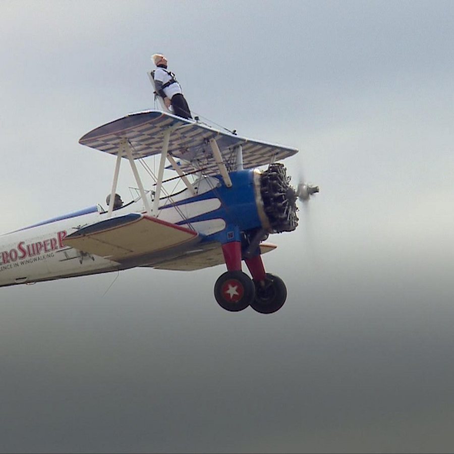 À 97 ans, Betty Bromage améliore son record de wing walking