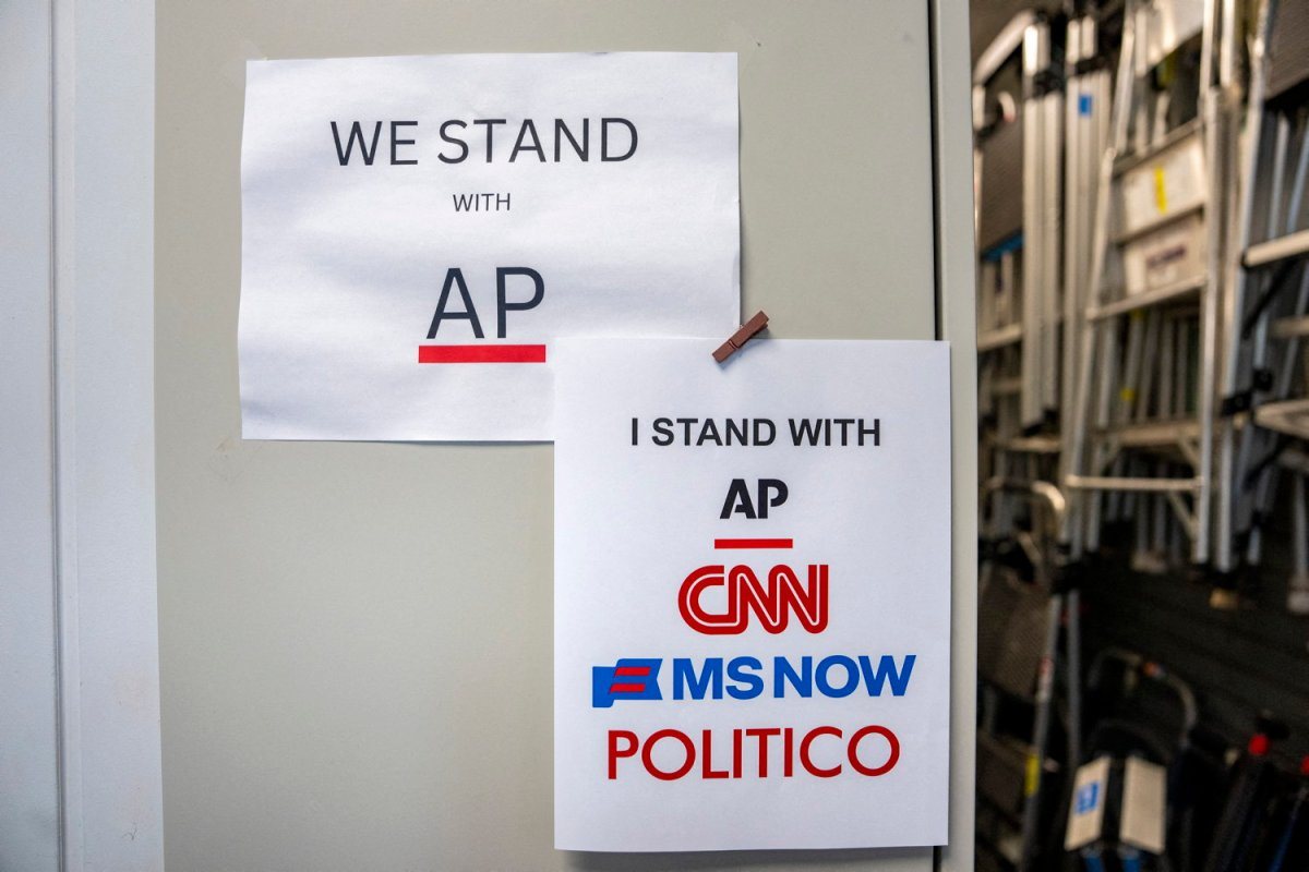 Un juge fédéral suspend temporairement le boycott de CNN, MS Now et Politico par Trump