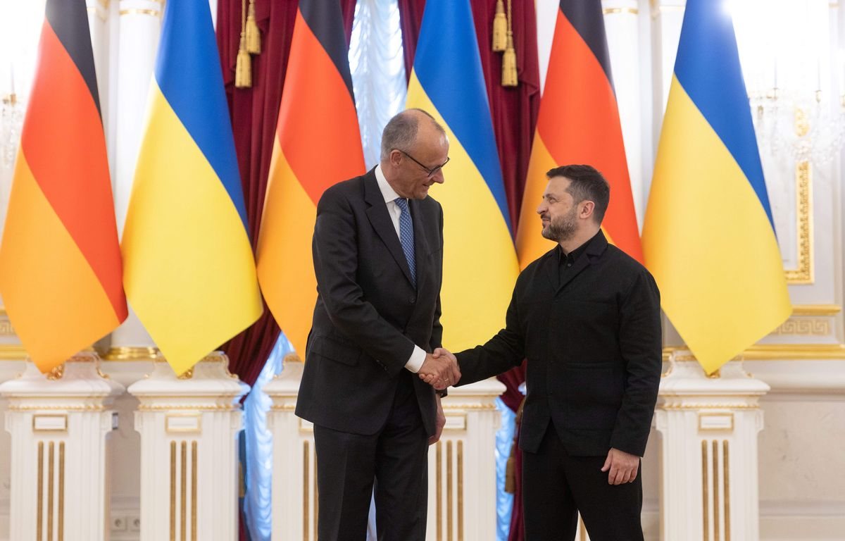 Kiev visée par des drones lors de la visite de Merz, la Russie promet d'intensifier ses frappes