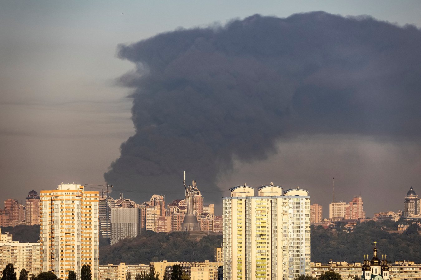 Guerre en Ukraine : au moins sept morts dans une frappe de missiles russes contre un dépôt ferroviaire à Kiev