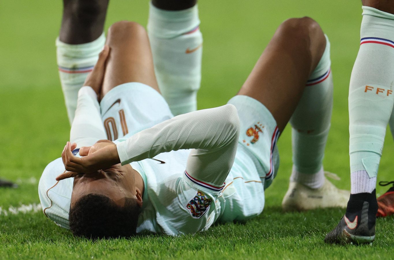 Kylian Mbappé blessé après avoir ouvert le score pour la France contre la Turquie