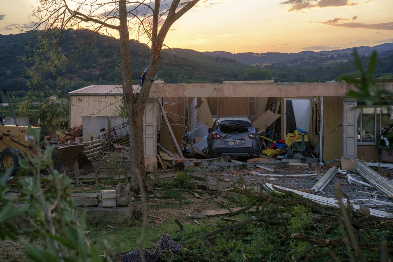 Tornade dans l’Aude : 41 blessés et 300 habitations touchées à Pomas