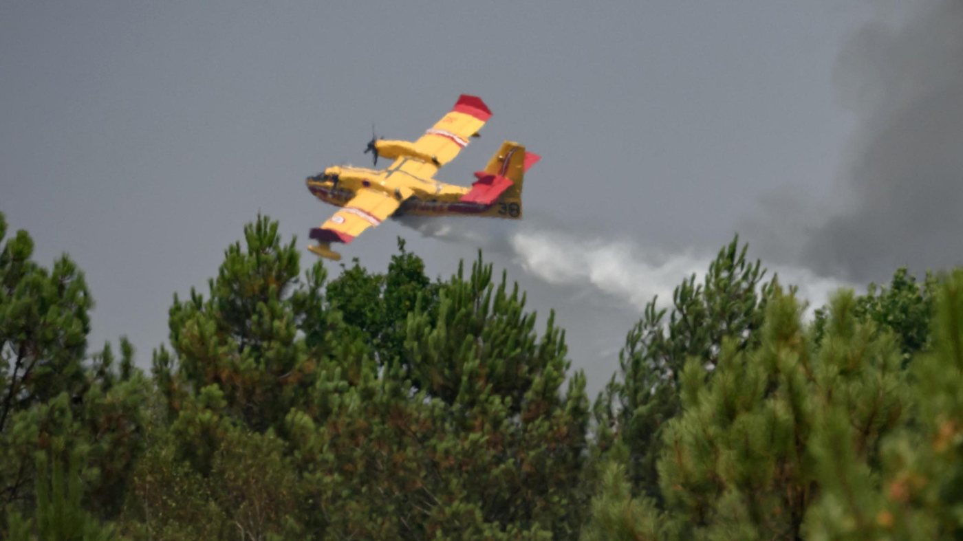 Nouveaux départs de feu à Fontainebleau et dans le Var, le mégafeu en Gironde stabilisé