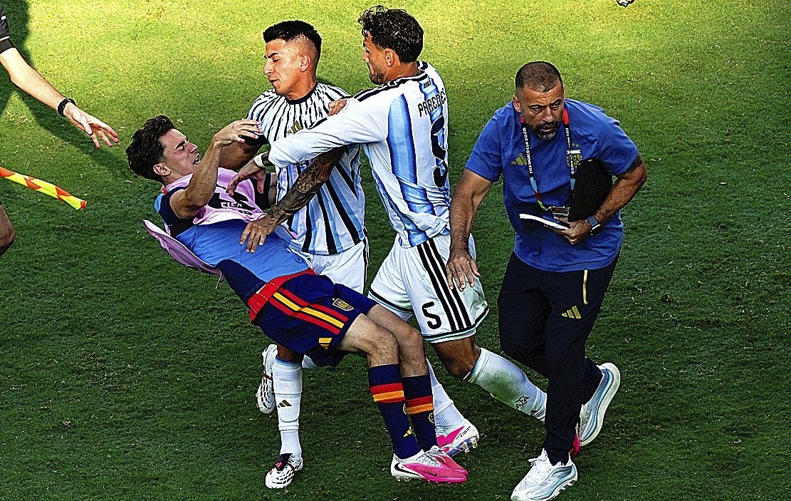 La FIFA suspend Paredes dix matchs, Molina sept et Ayala trois après la finale du Mondial
