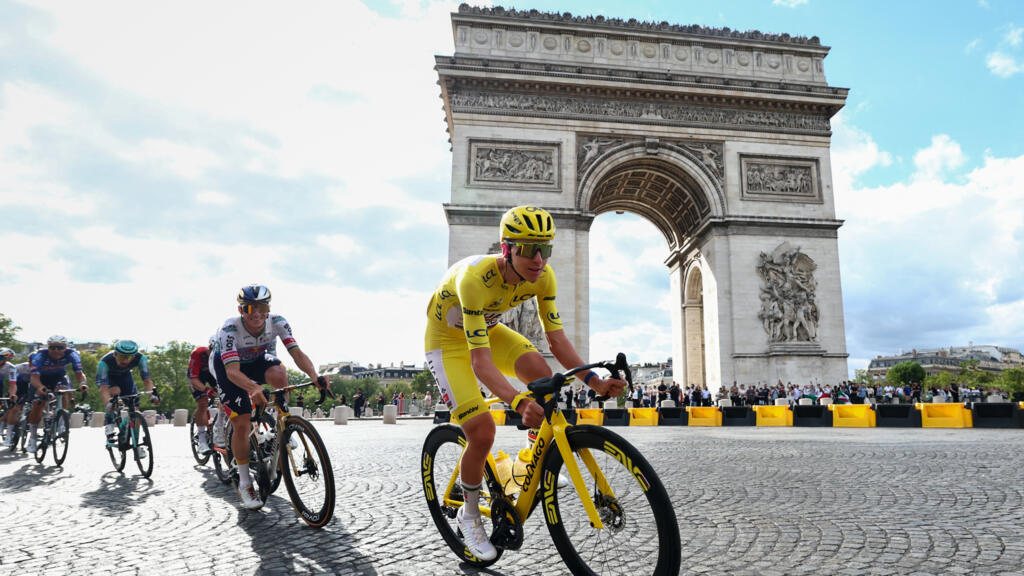 Tadej Pogacar remporte un cinquième Tour de France et évoque des contrôles antidopage « un peu fous »