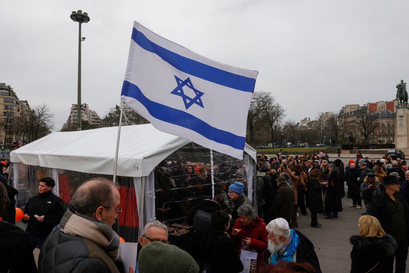 Un drapeau israélien retiré d'une installation artistique à Paris après un acte de vandalisme
