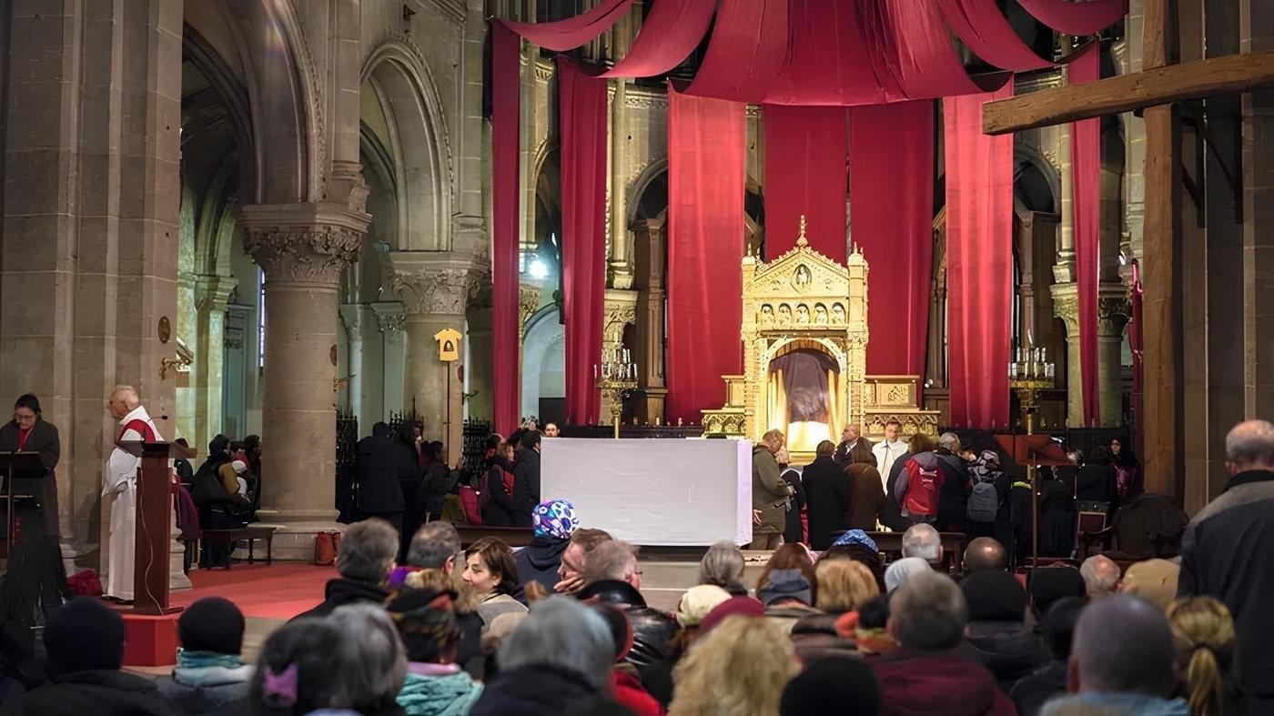 La Sainte Tunique quittera Argenteuil pour la veillée avec le pape Léon XIV au Stade de France