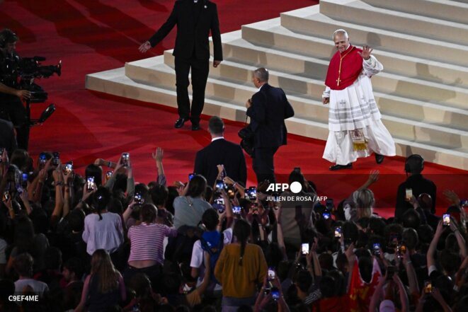 80 000 jeunes rassemblés autour du pape Léon XIV au Stade de France