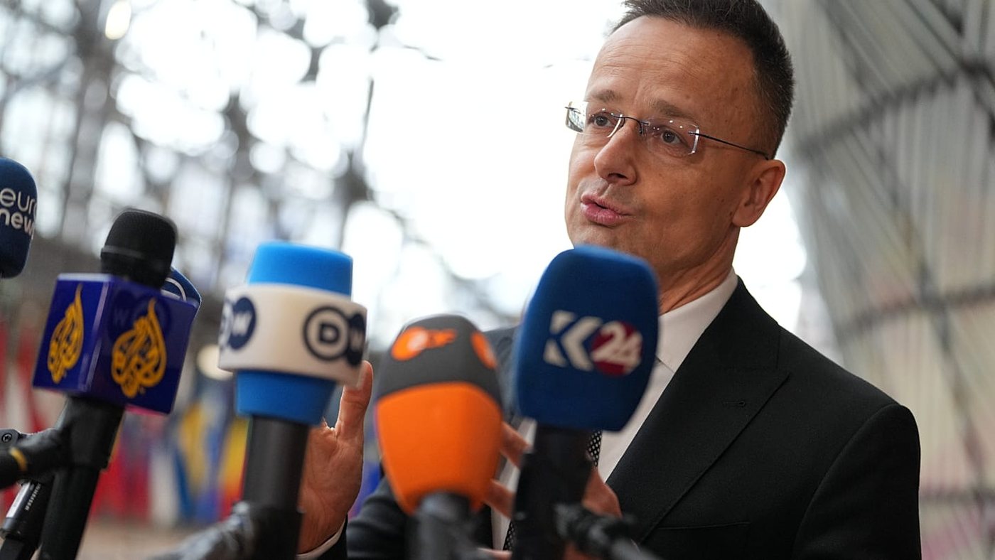 Des agents du ministère hongrois remplissaient les conférences de Szijjártó, selon 444