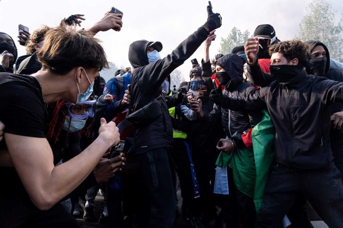 Un secouriste frappé par la police à Paris, les réseaux sociaux le croient mort