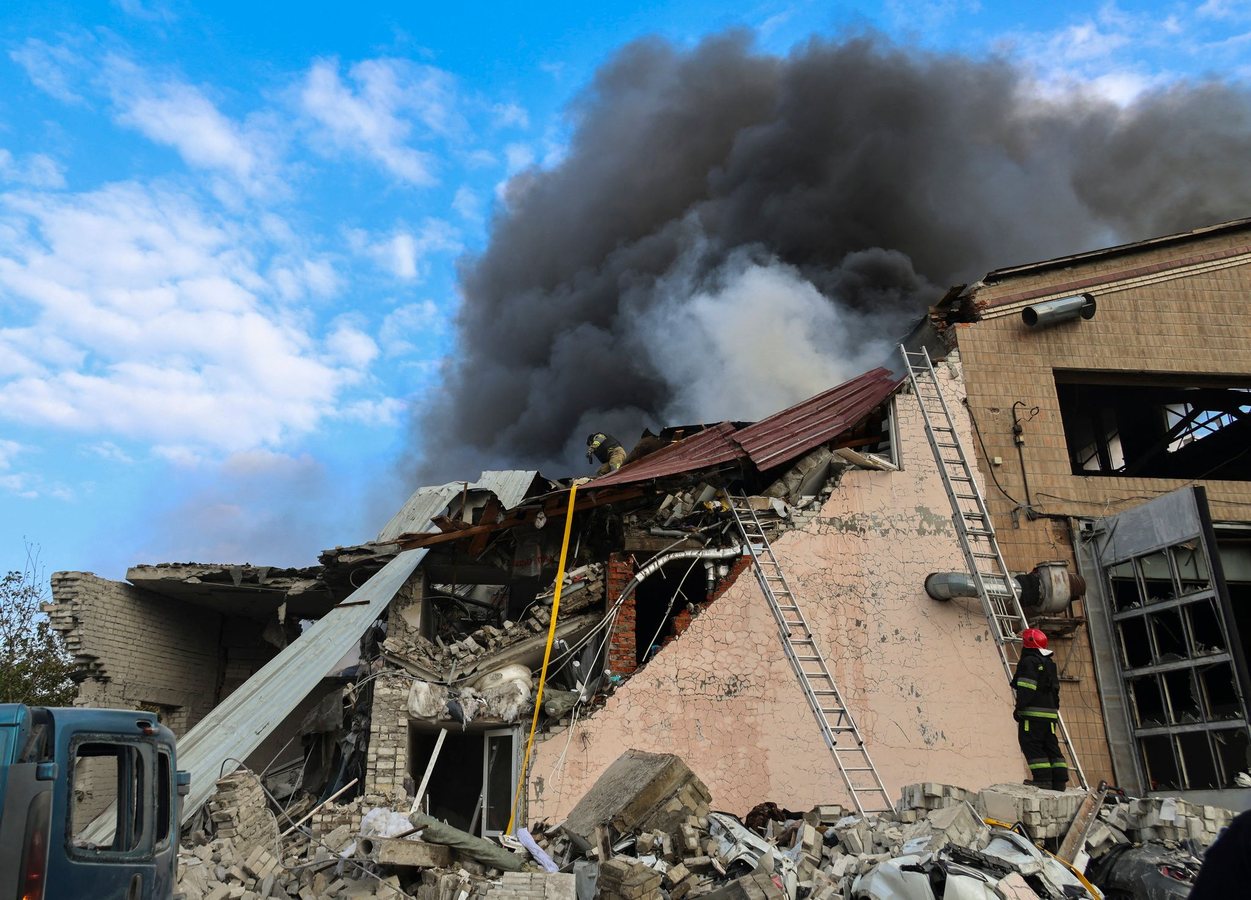 Guerre en Ukraine : un pétrolier russe en feu au large de Sotchi, frappes meurtrières sur Kiev