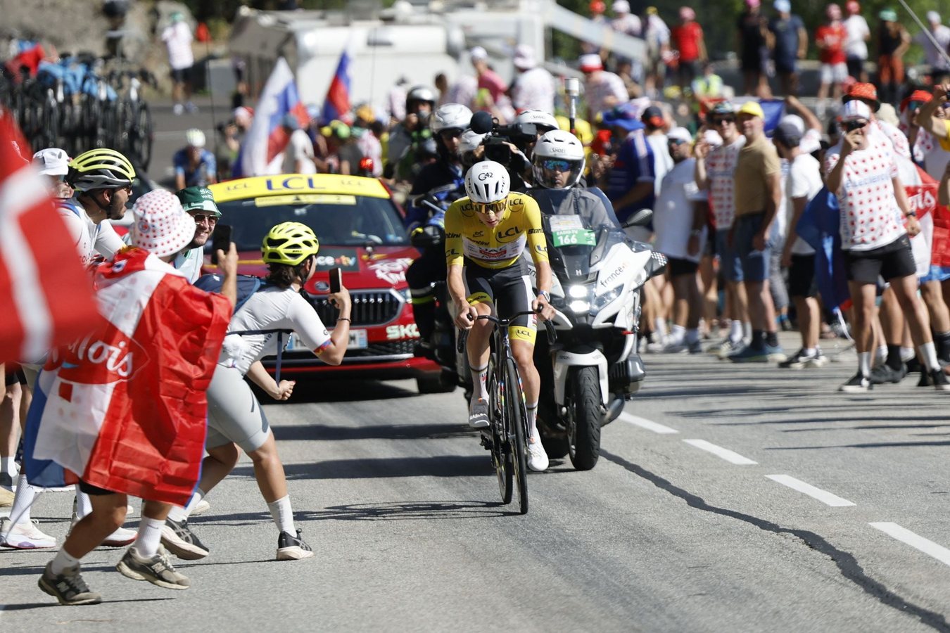 Tadej Pogacar s'impose en solitaire au sommet de l'Alpe d'Huez lors de la 19e étape du Tour de France