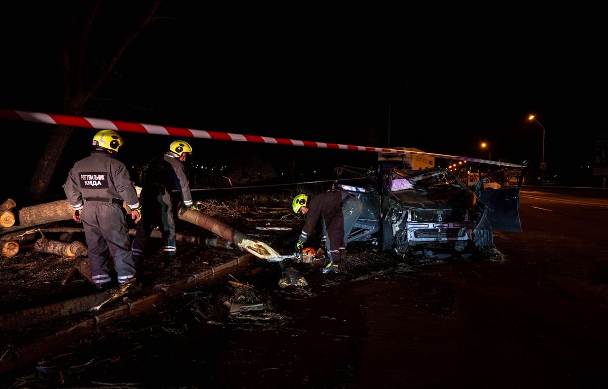 Une frappe russe endommage un important pont de Kiev, un mort et dix blessés