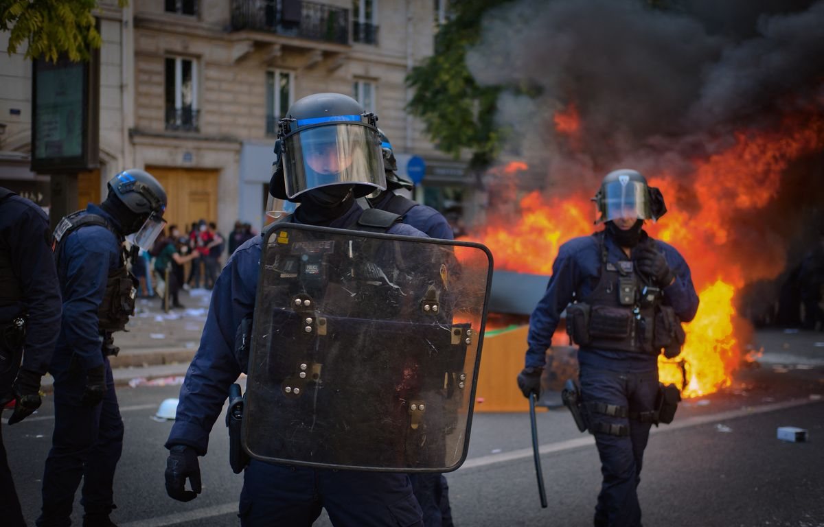 Blocus lycéens : les boucliers lumineux de la police suscitent des interrogations