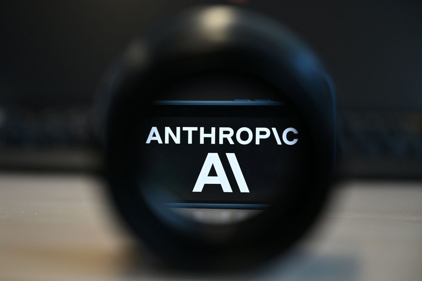IA : le patron d'Anthropic appelle à ralentir le développement avant que les agents ne prennent le contrôle d'internet