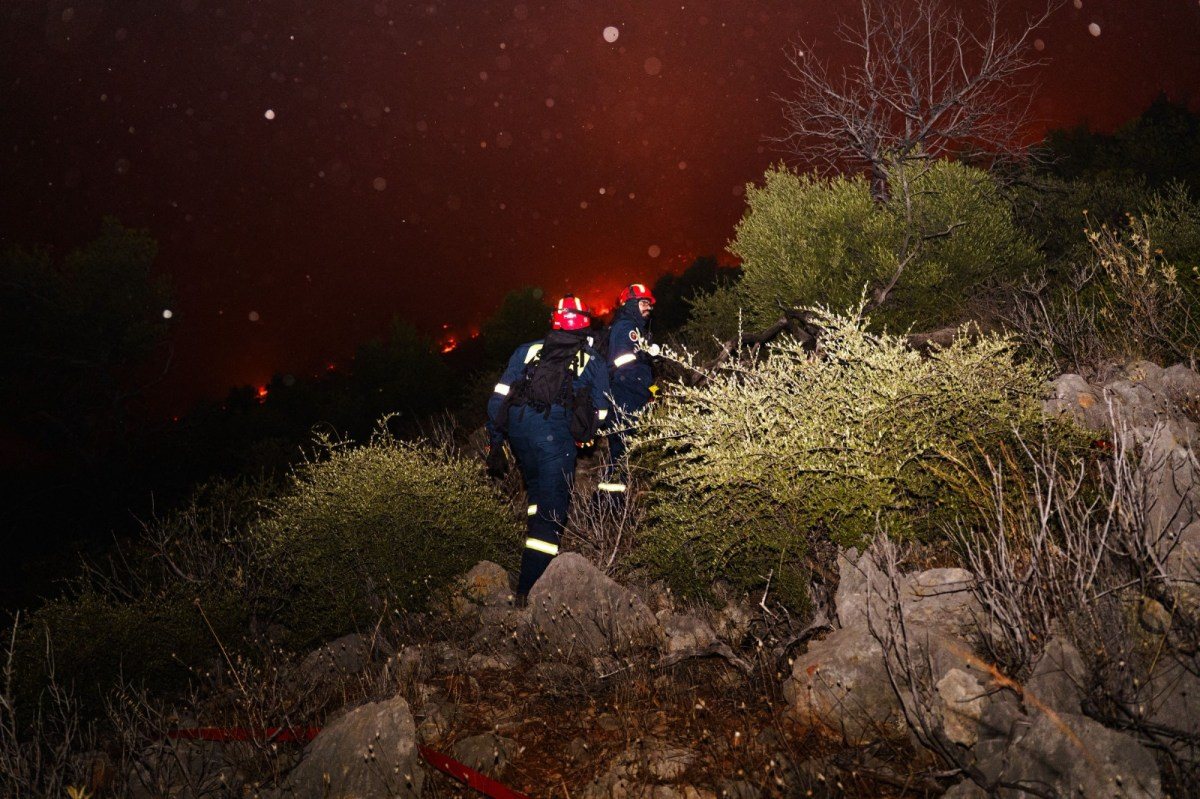En Grèce, le gigantesque incendie près d'Athènes reprend malgré d'importants moyens