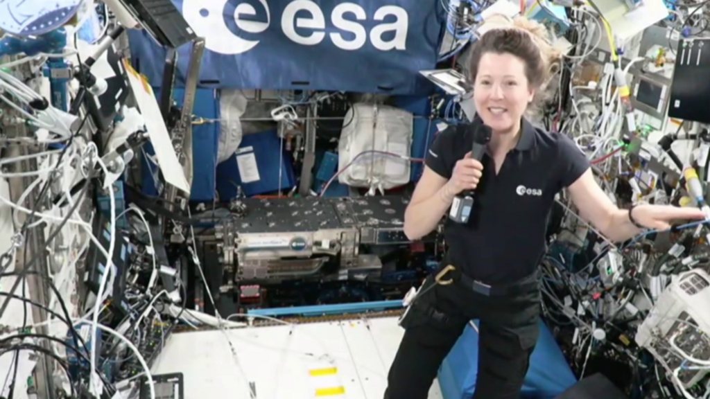 Sophie Adenot achève sa deuxième sortie spatiale et décrit les signes du dérèglement climatique