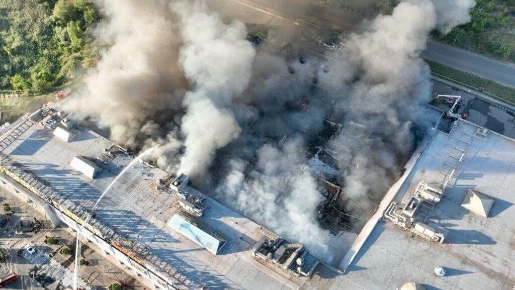 En Ukraine, des frappes russes sur un centre commercial font au moins 18 morts et plus de 120 blessés