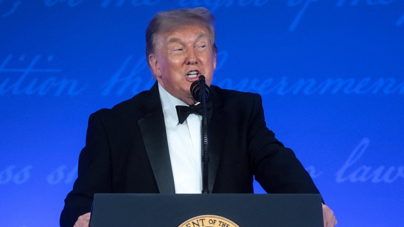 Donald Trump: casquette "Trump 2028" sur la tête, le président américain charge les journalistes lors d'un nouveau gala de la presse trois mois après la fusillade de la précédente édition