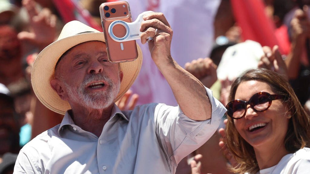 Lula bat Flavio Bolsonaro grâce à une chaîne WhatsApp décisive