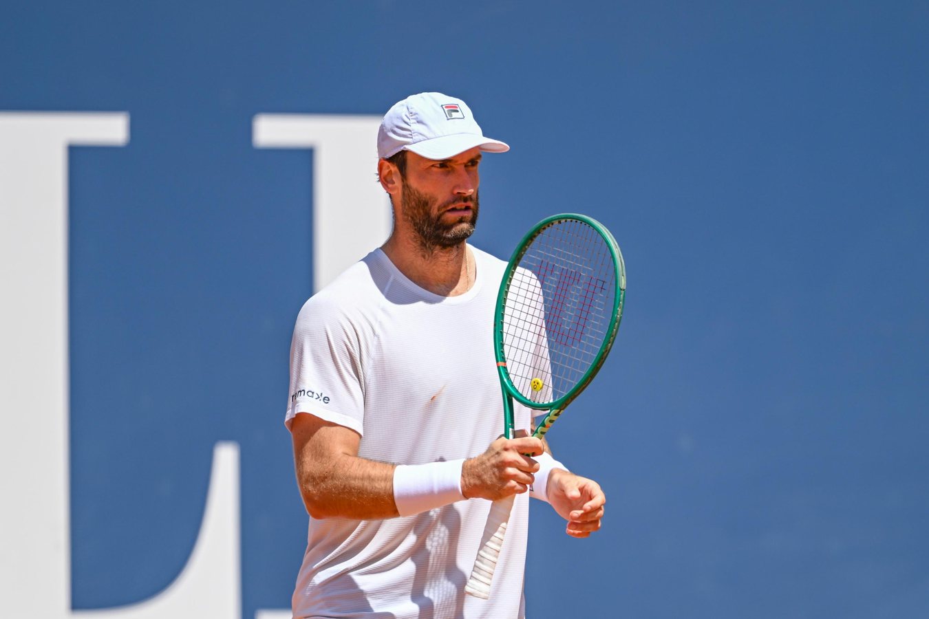 "Je suis tellement heureux!" Il remporte son premier titre à 29 ans, le joueur de tennis français Quentin Halys s'offre un magnifique trophée à Kitzbühel contre le fantasque Alexander Bublik.