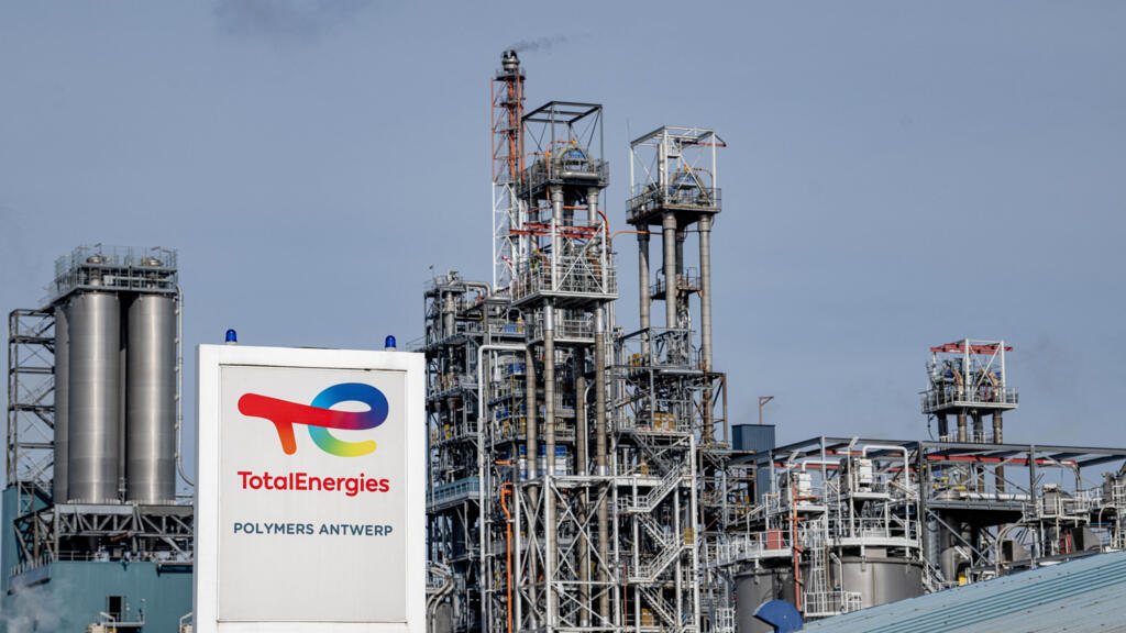 TotalEnergies double ses bénéfices et relance le débat sur la taxation des superprofits