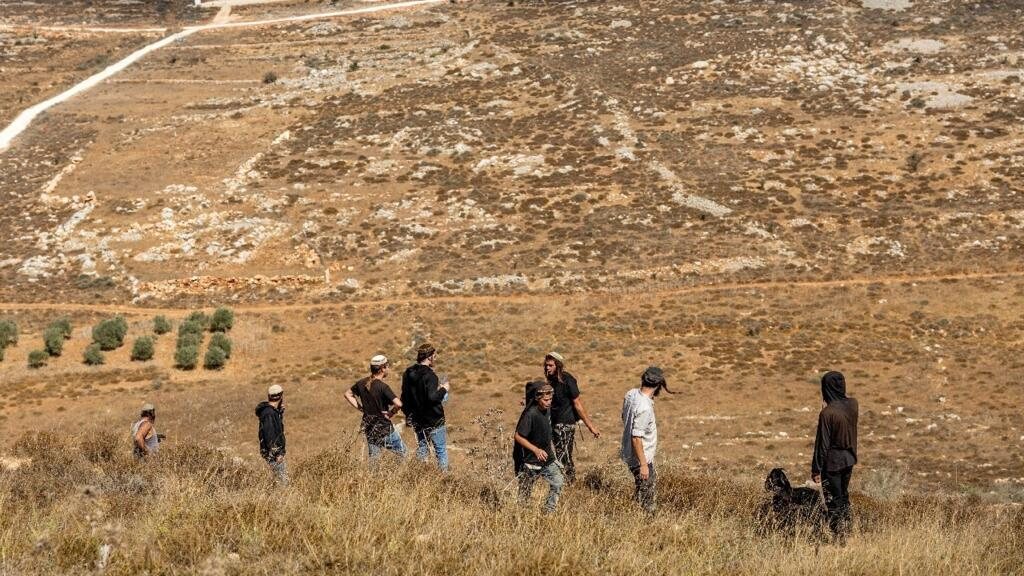 Cisjordanie occupée : un maire français roué de coups lors d'une attaque de colons israéliens contre un convoi diplomatique européen