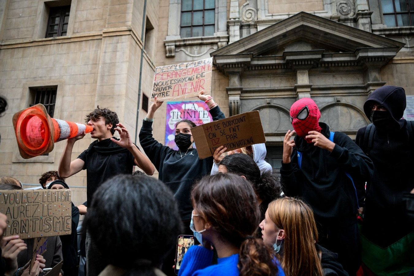 Blocage des lycées : une trentaine de facultés rejoignent la contestation, un lycée incendié à Nantes