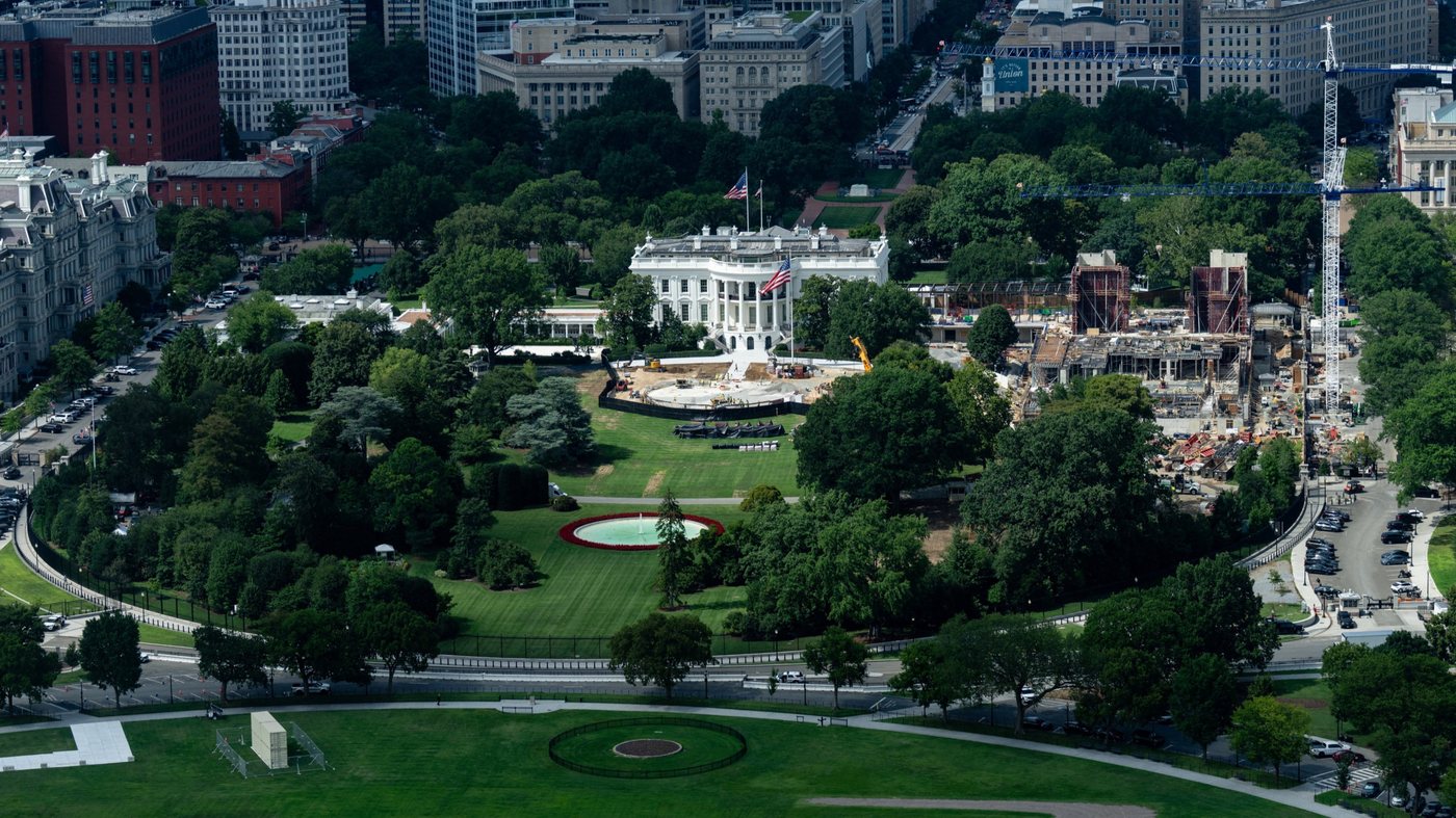 Donald Trump: la nouvelle lubie du président américain, qui ordonne la construction d’un héliport orné d'un gigantesque sceau présidentiel en granit à la Maison-Blanche